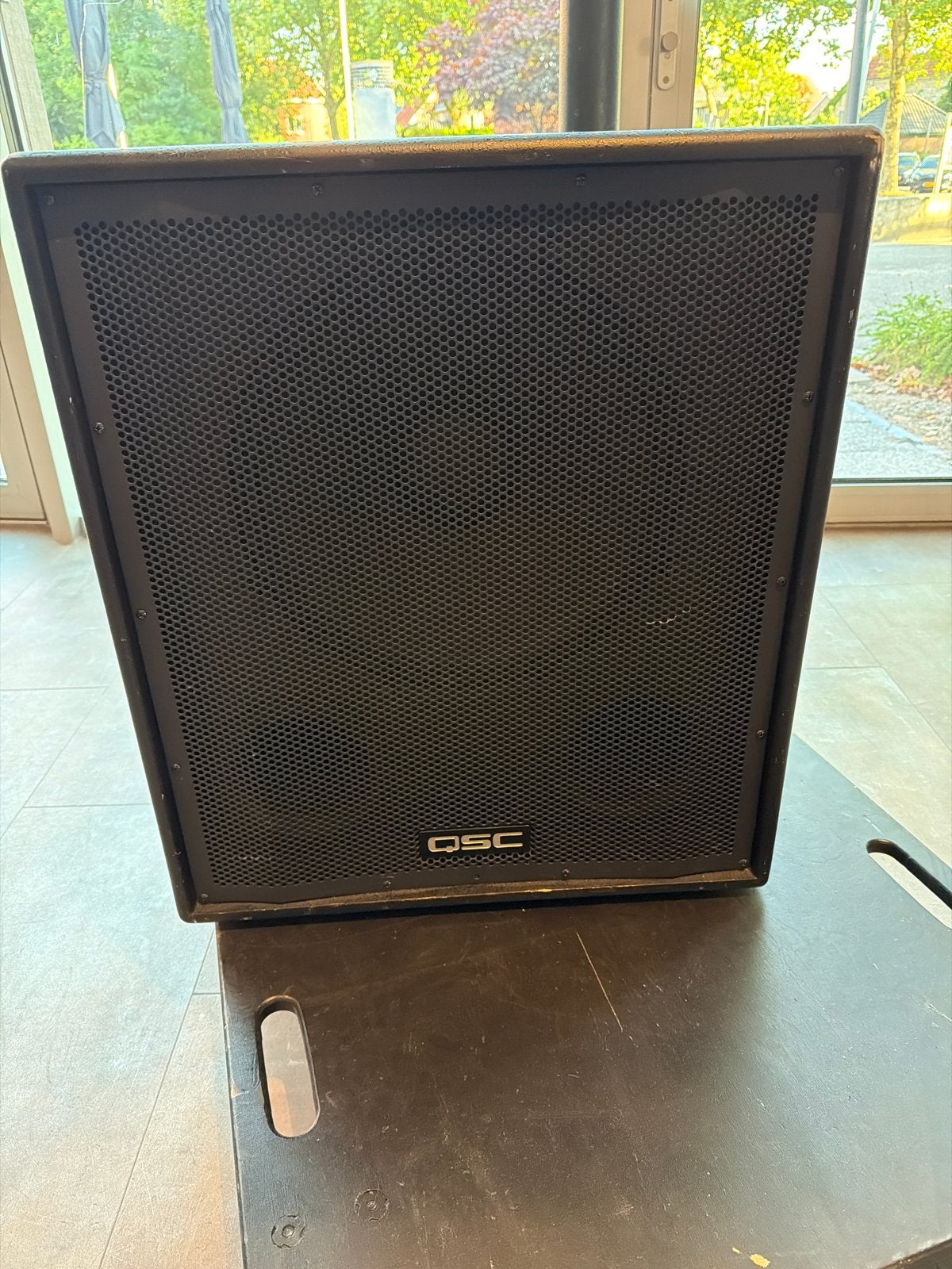 QSC HPR151i actieve subwoofer - Krachtige bas, Gebruikt, Subwoofer, Geschikt voor surround/home cinema, Ophalen