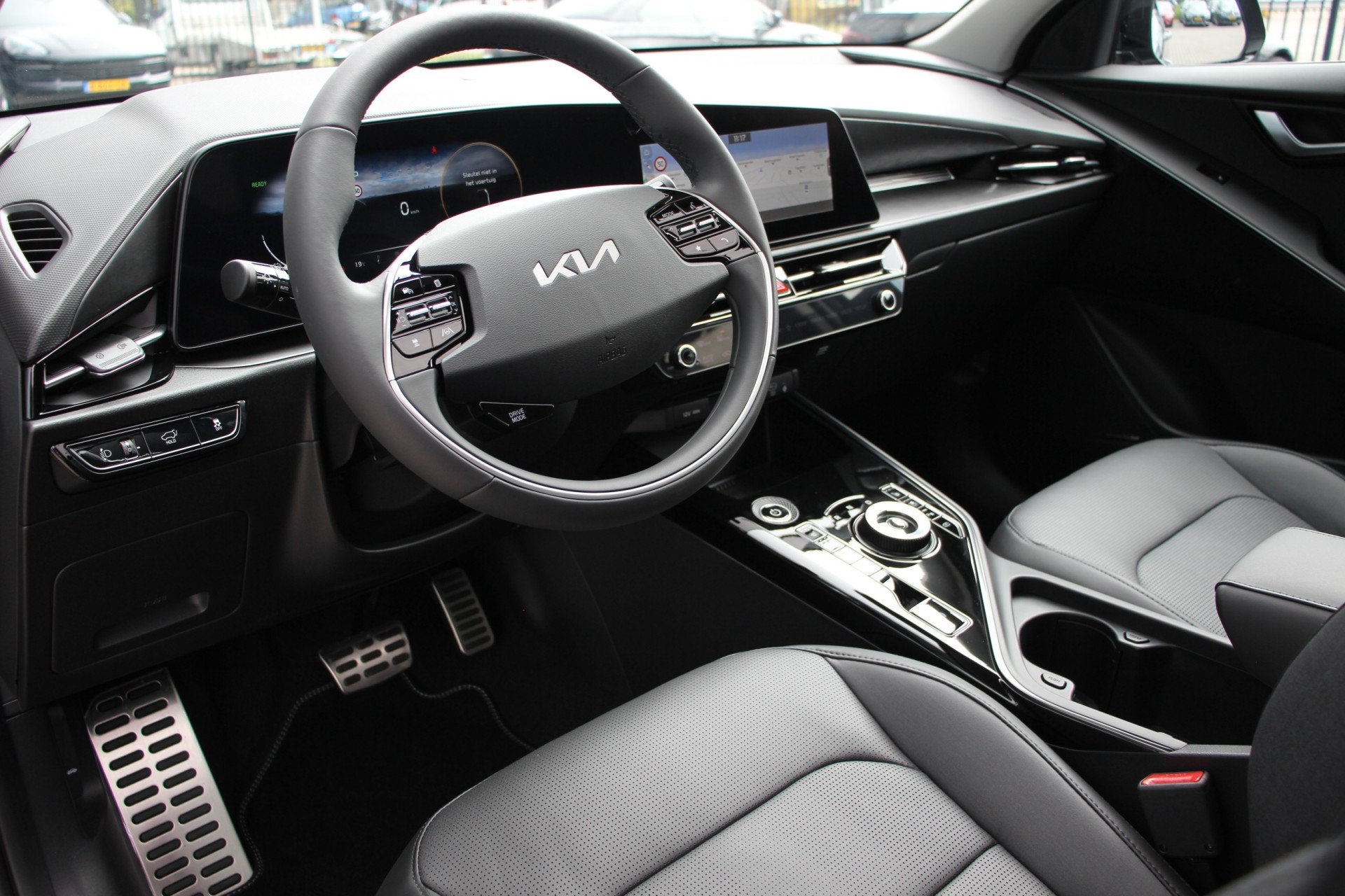Kia Niro EV ExecutiveLine 64.8kWh | Schuifdak | Warmtepomp, Gebruikt, Adaptive Cruise Control, Zwart, 1653 kg