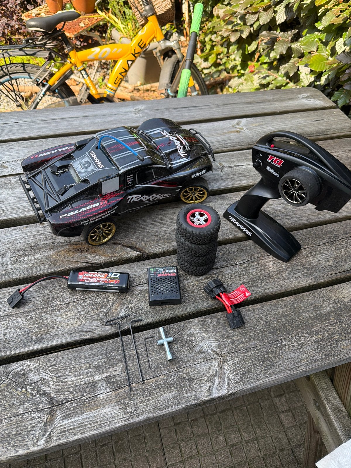 Traxxas Slash 1/16 met extra banden en split kabel, Elektro, Gebruikt, Auto offroad, Ophalen of Verzenden