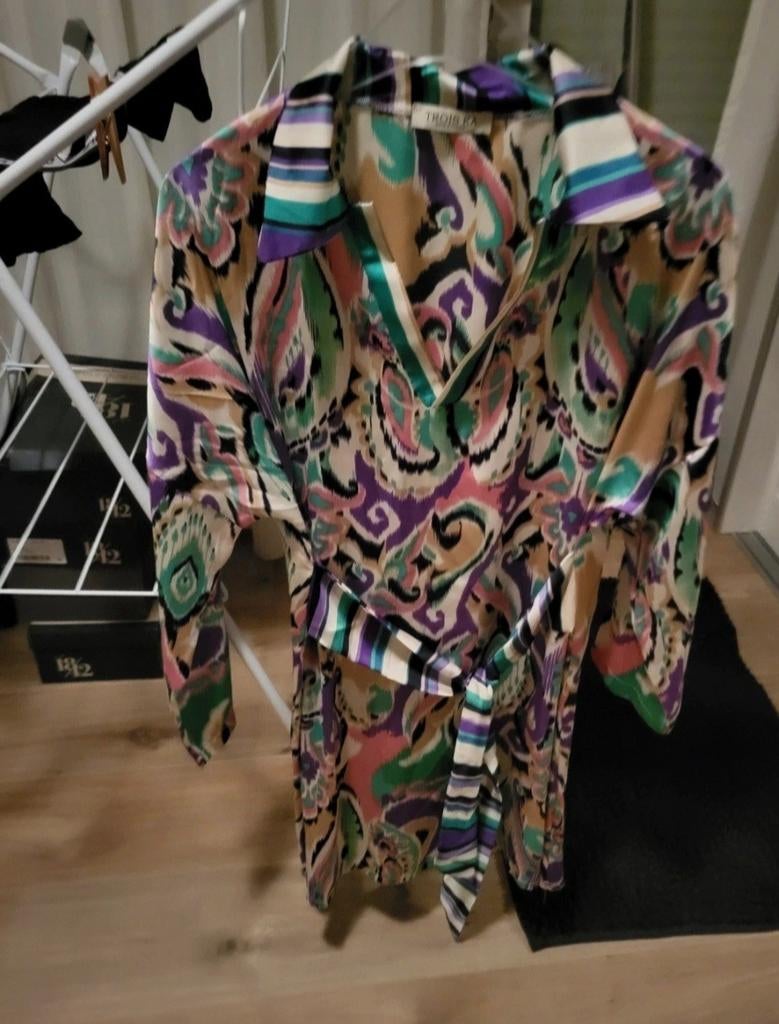 Kleurrijke wikkeljurk met abstracte print maat M, Maat 38/40 (M), Overige kleuren, Nieuw, Ophalen of Verzenden
