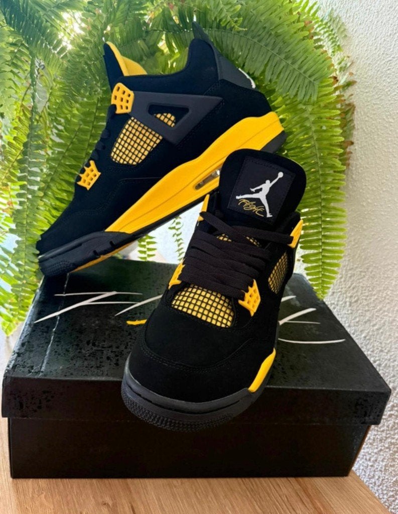 Jordan 4 retro thunder 44, Zwart, Nike, Ophalen of Verzenden, Sneakers of Gympen
