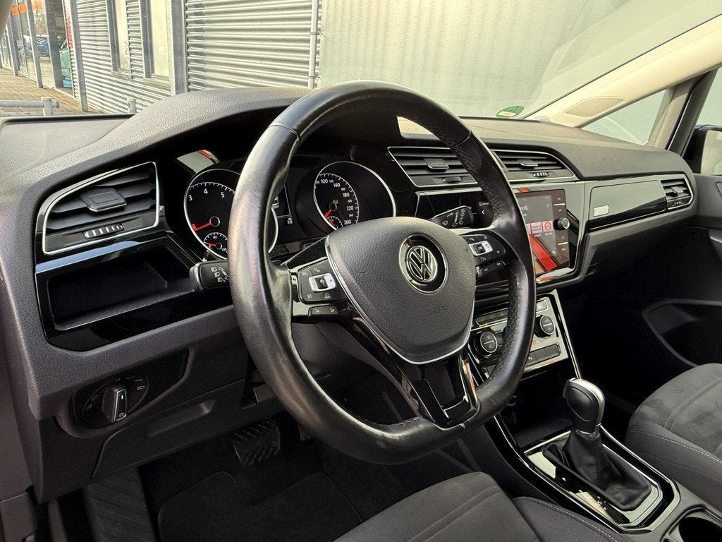 Volkswagen Touran BWJ 2017 | 1.8 TSI 180PK Highline Bus R AU, Auto's, Volkswagen, 1441 kg, Gebruikt, 179 pk, Alcantara