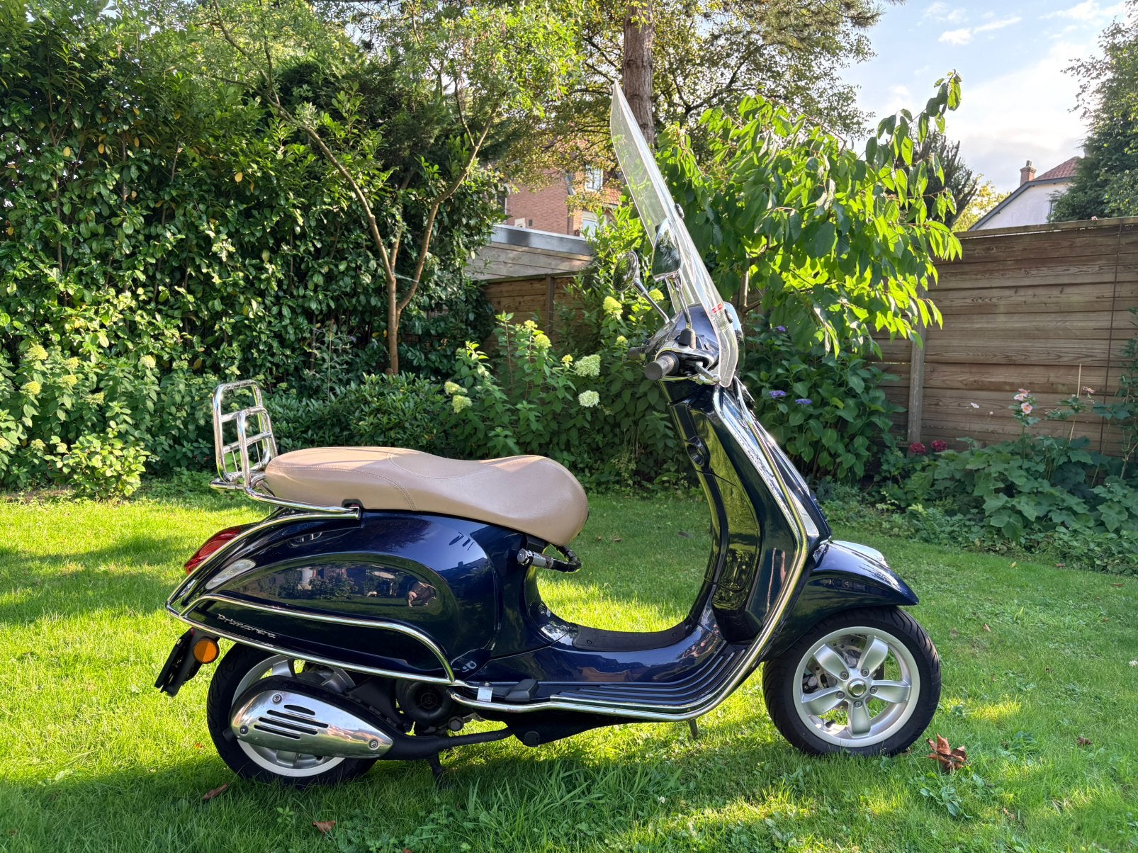 Donkerblauwe Vespa Primavera met geel kenteken. Prima staat, Fietsen en Brommers, Scooters | Vespa, Ophalen, Zo goed als nieuw