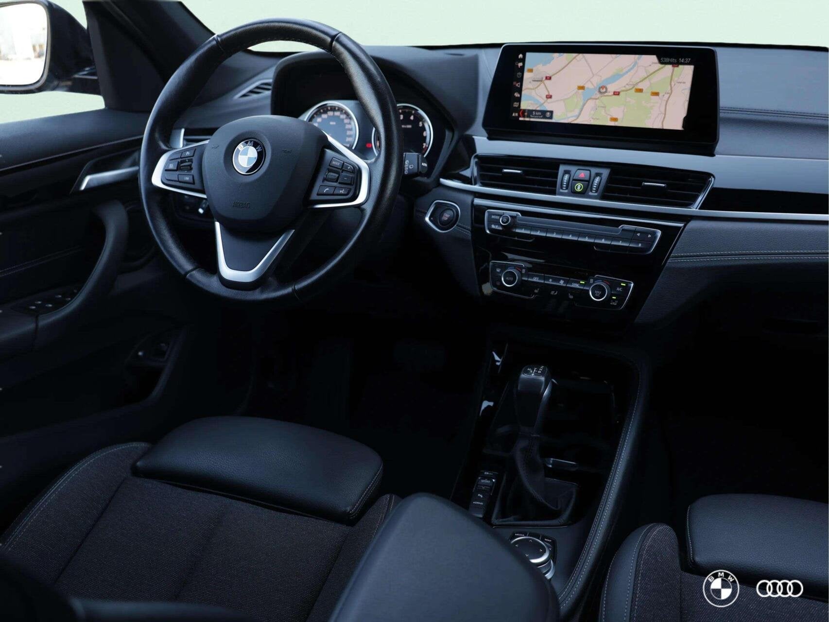 BMW X1 xDr25e SPORT LINE / HEADUP / TREKHAAK / CAMERA / HIFI, Auto's, Met garantie (alle), Leder en Stof, Bedrijf, Vierwielaandrijving