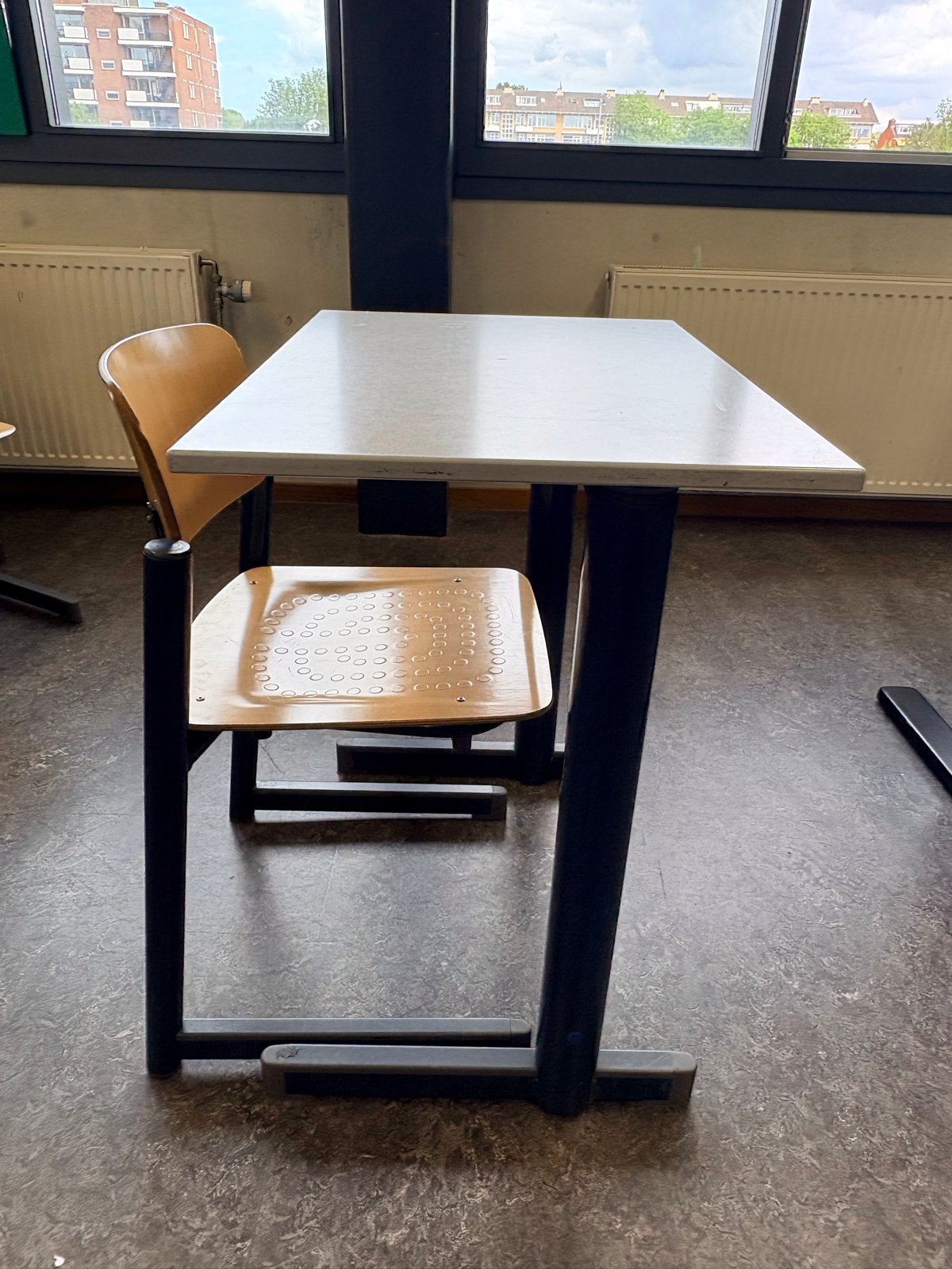 Schooltafel met stoel - veel aanwezig, Ophalen, Gebruikt, Tafel(s) en Stoel(en)