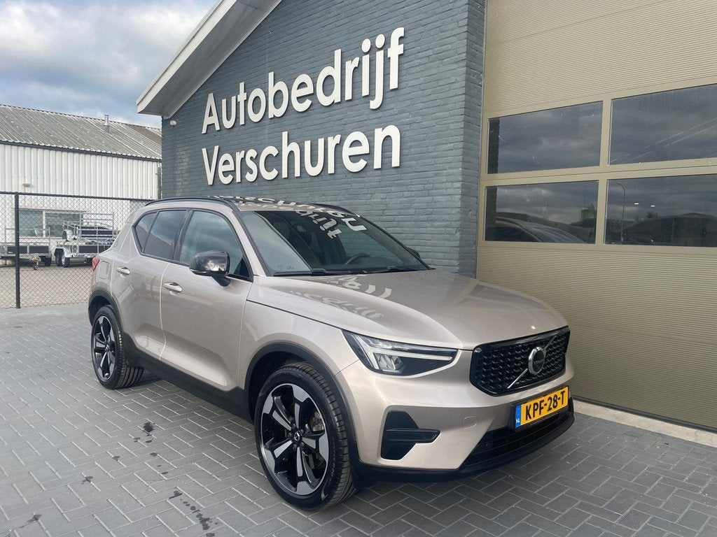 Volvo XC40 1.5 T4 Plug-in hybrid Plus dark pano stoelverwarm, Auto's, Volvo, Lichtsensor, Stof, Plug-in hybride, Bedrijf