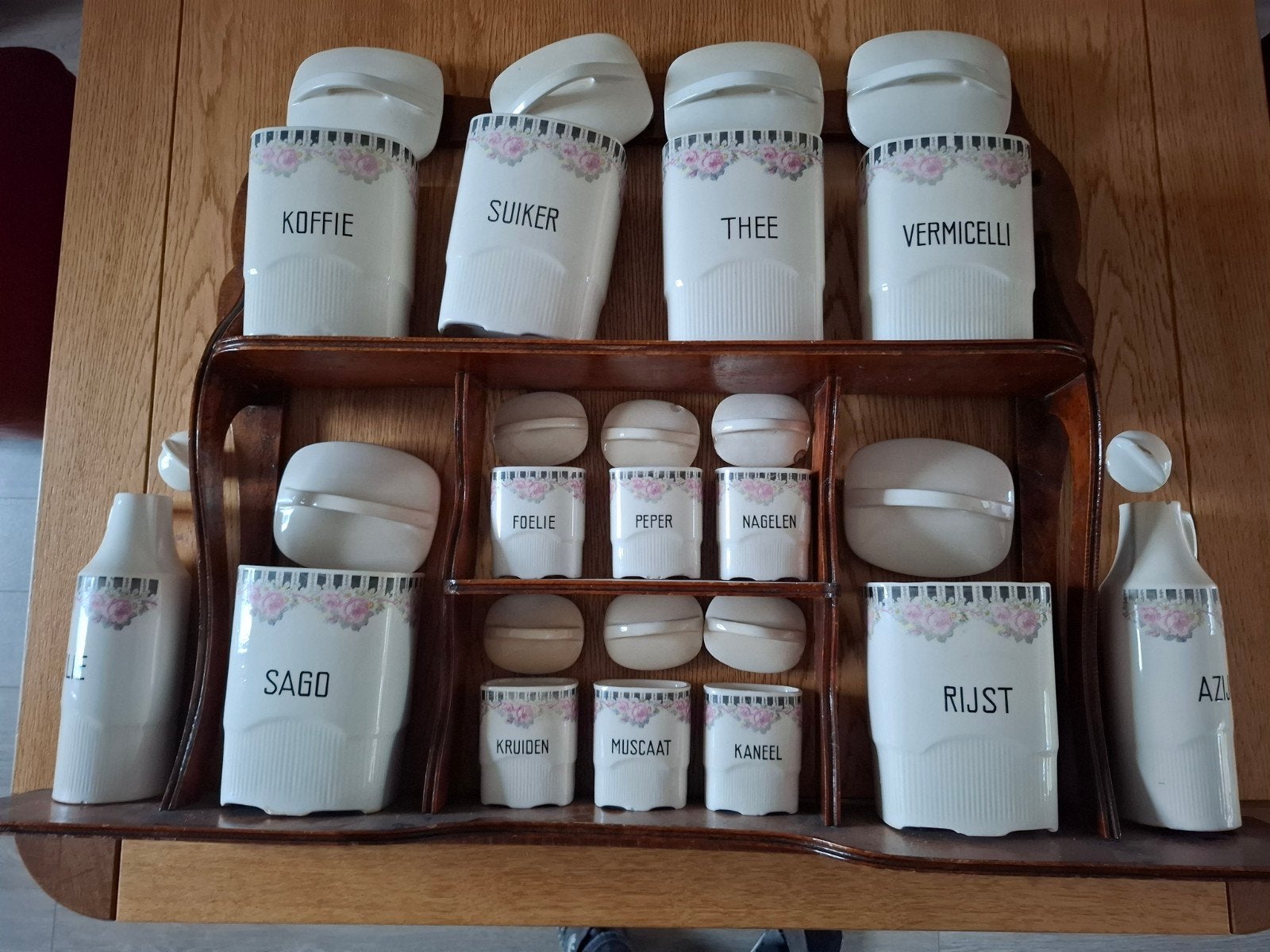 Vintage kruidenrek met porseleinen potten en flessen, Antiek en Kunst, Ophalen