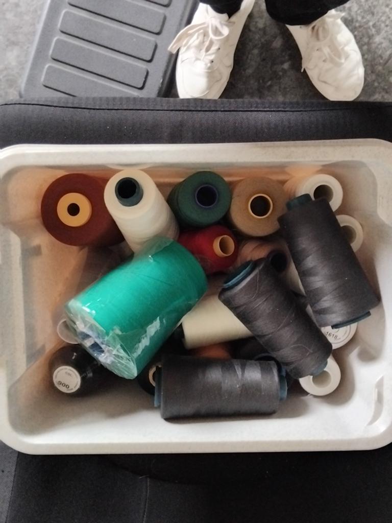Box met lockgaren, Ophalen, Gebruikt, Garen of Naald(en)