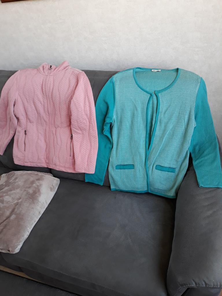2 Damesvesten , 1 Damestrui en 1 Dames T-shirt, Merkkleding, Ophalen, Zo goed als nieuw, Maat 46/48 (XL) of groter