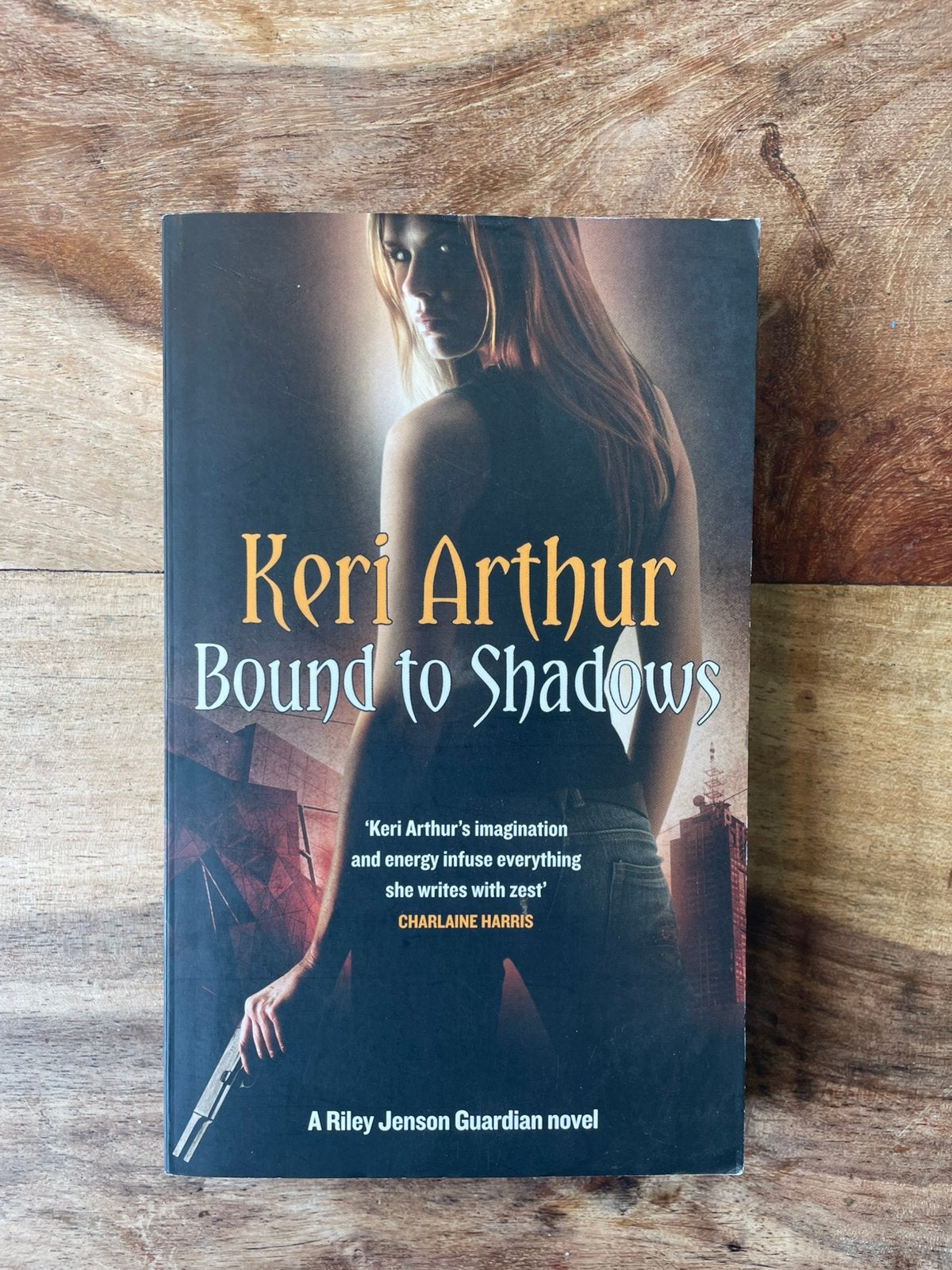 Keri Arthur- Bound to shadows, Ophalen of Verzenden, Zo goed als nieuw