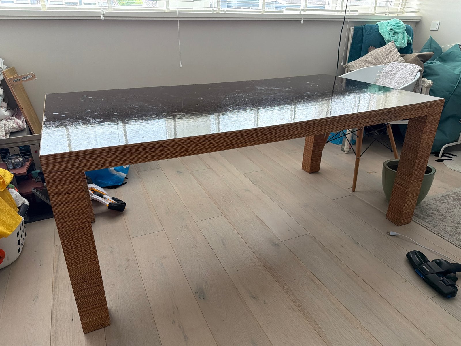 Strakke design tafel/bureau met donker epoxy behandeld blad, Ophalen, Gebruikt, 50 tot 100 cm, 150 tot 200 cm
