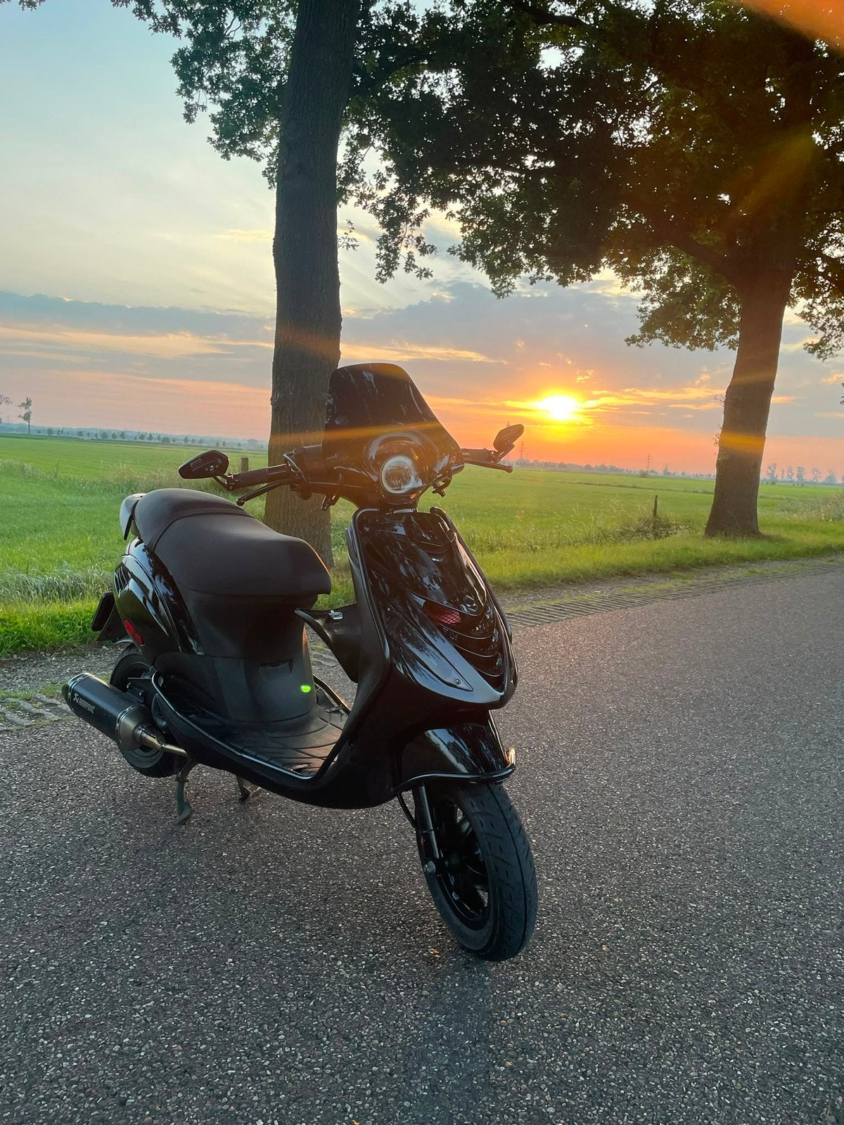 Piaggo Zip 4t3v euro5 Zwart vol opties Akrapovic, Malossi, Fietsen en Brommers, Ophalen, Zo goed als nieuw, Benzine, Zip