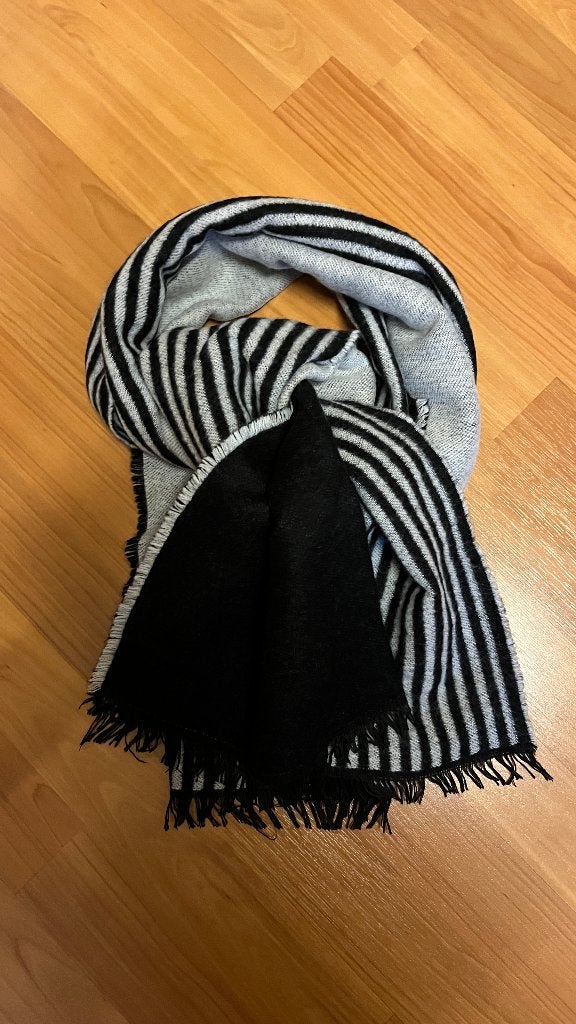 Sjaal winter dame zwart/wit zacht ALS NIEUW, Ophalen of Verzenden, Zo goed als nieuw, Maat 46/48 (XL) of groter, Sjaal
