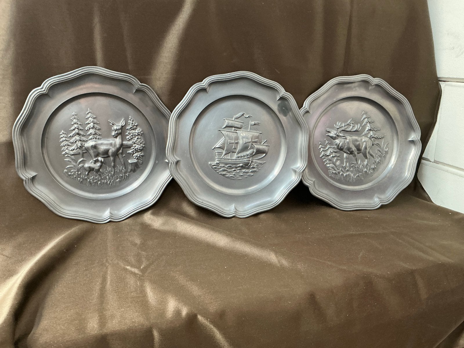 Set van 3 Vintage Tinnen Wandborden met Reliëf WD-026, Antiek en Kunst, Antiek | Tin, Ophalen of Verzenden