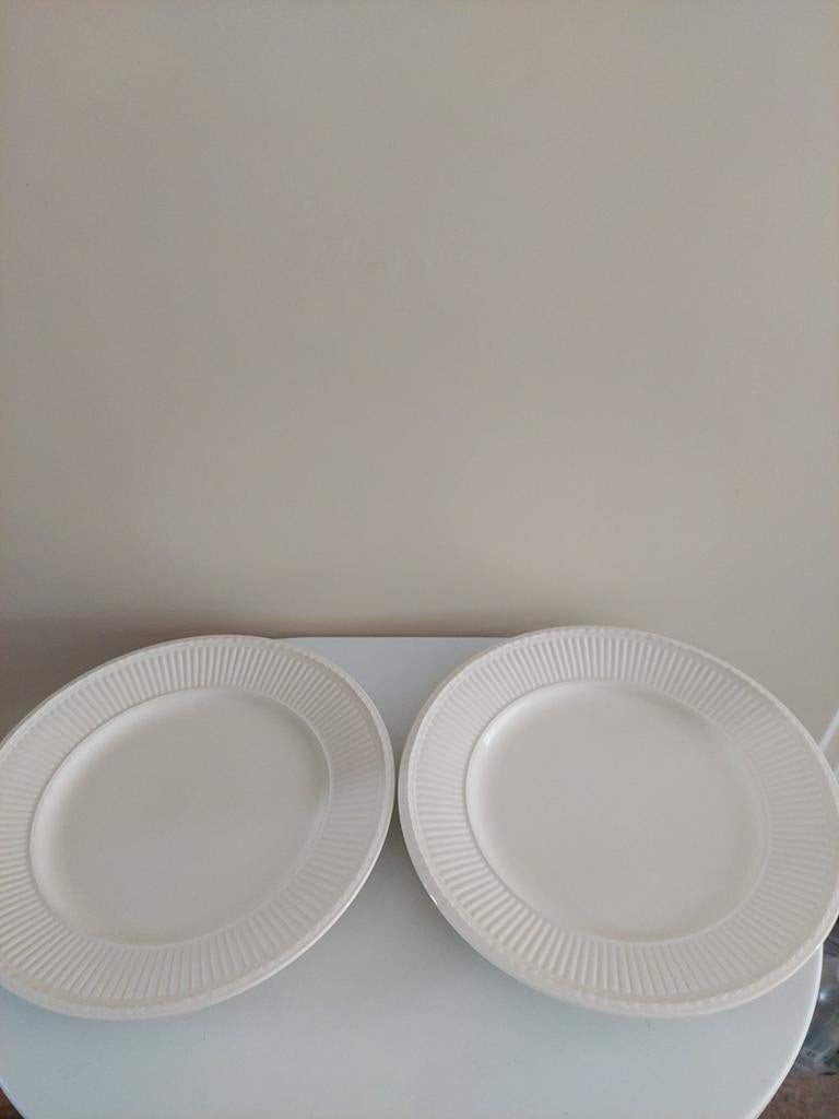 Wedgwood Edme 2 dinerborden, Ophalen of Verzenden, Zo goed als nieuw, Porselein, Bord of Schaal