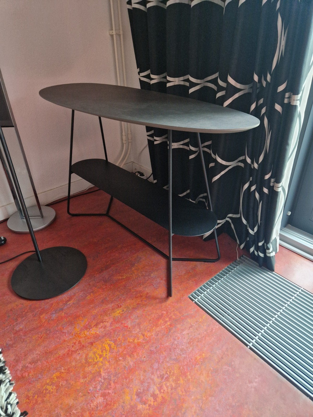 Moderne ovale bijzettafel met opbergruimte / moet zsm weg, Huis en Inrichting, Ophalen, Gebruikt, Metaal of Aluminium, Modern, minimalistisch