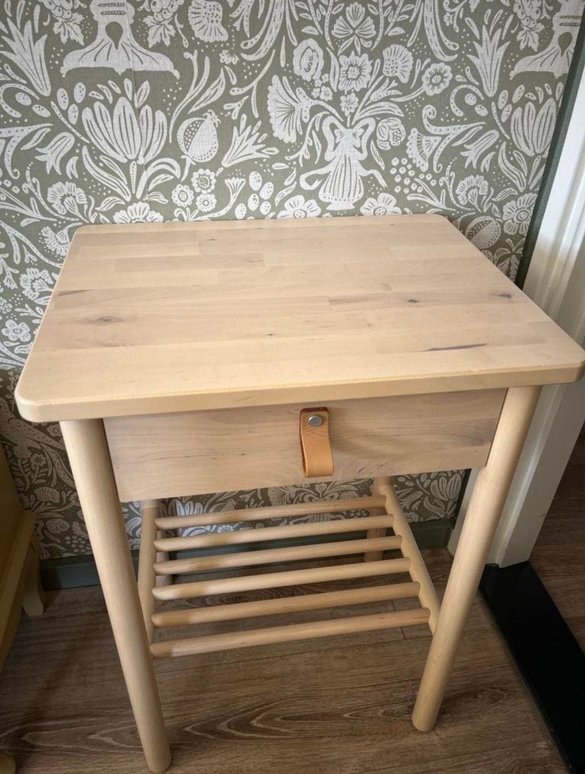 Stijlvol Nachtkastje Berkenhout met Leren Handvat, Ophalen, 55 tot 70 cm, Zo goed als nieuw, 45 tot 65 cm