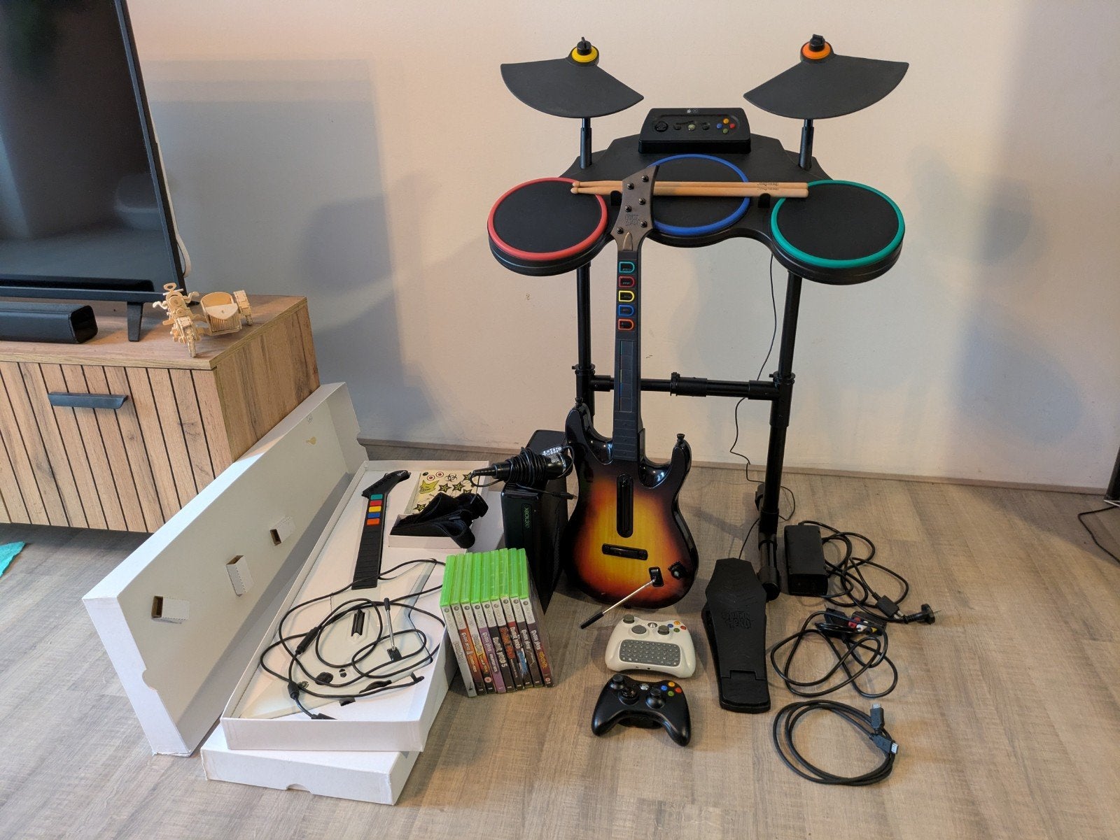 Xbox 360 Guitar Hero compleet pakket met 3 gitaren, Spelcomputers en Games, Games | Xbox 360, Muziek, Gebruikt, Eén computer, Ophalen of Verzenden