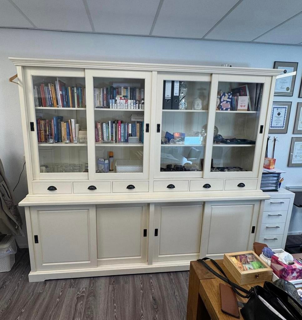 Witte buffetkast/vitrinekast landelijk riviera maison stijl, Ophalen, Zo goed als nieuw, 25 tot 50 cm, 200 cm of meer