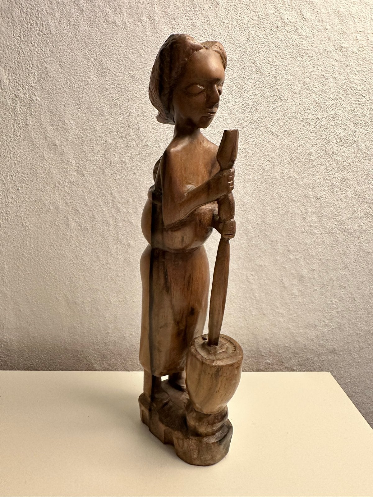Houten beeld Afrikaanse vrouw met kind en vijzel, Antiek en Kunst, Ophalen of Verzenden, Handgemaakt, 20 - 50 cm, Beeld