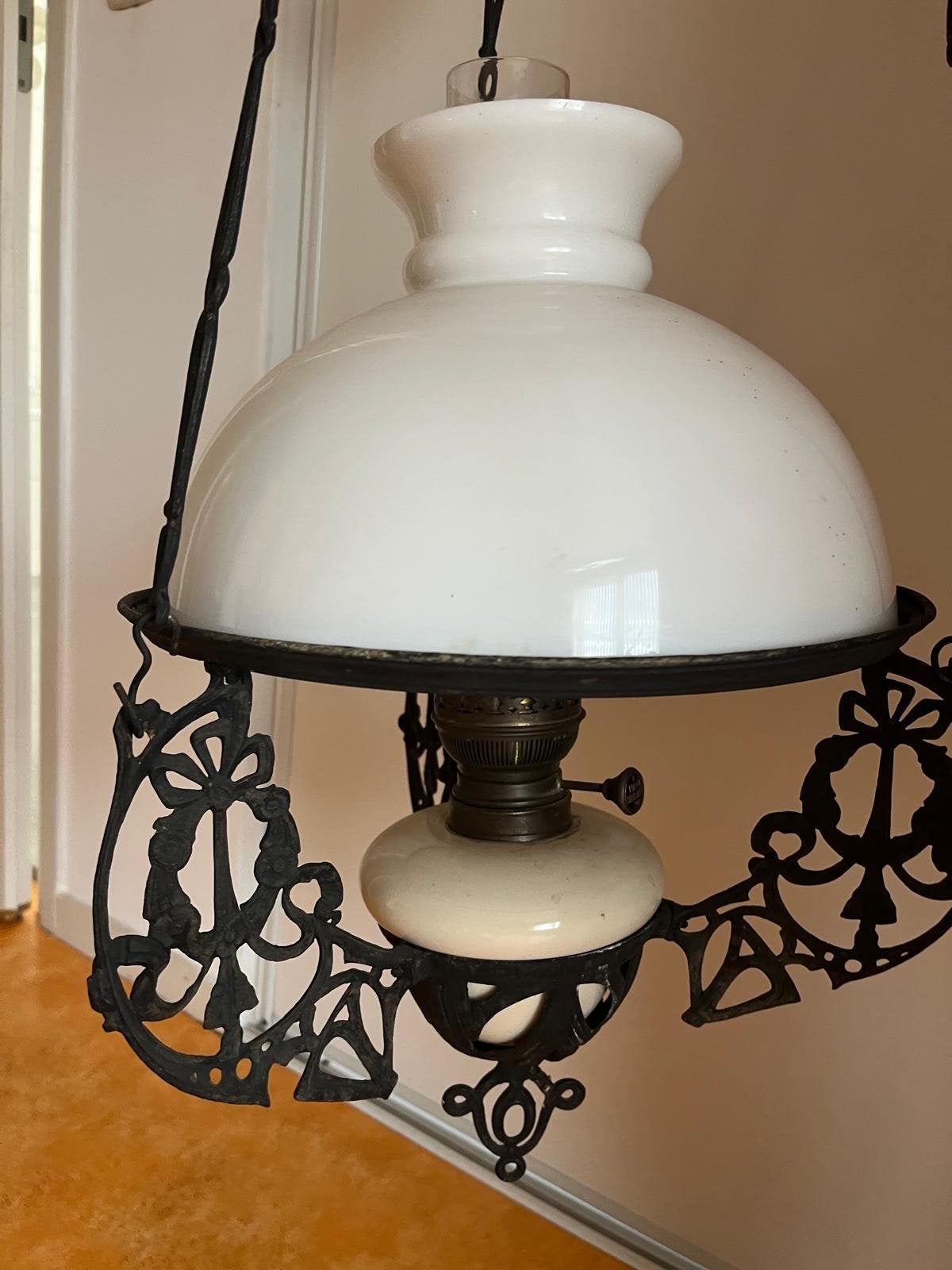 Antieke olielamp hanglamp met wit glazen kap, Antiek en Kunst, Ophalen