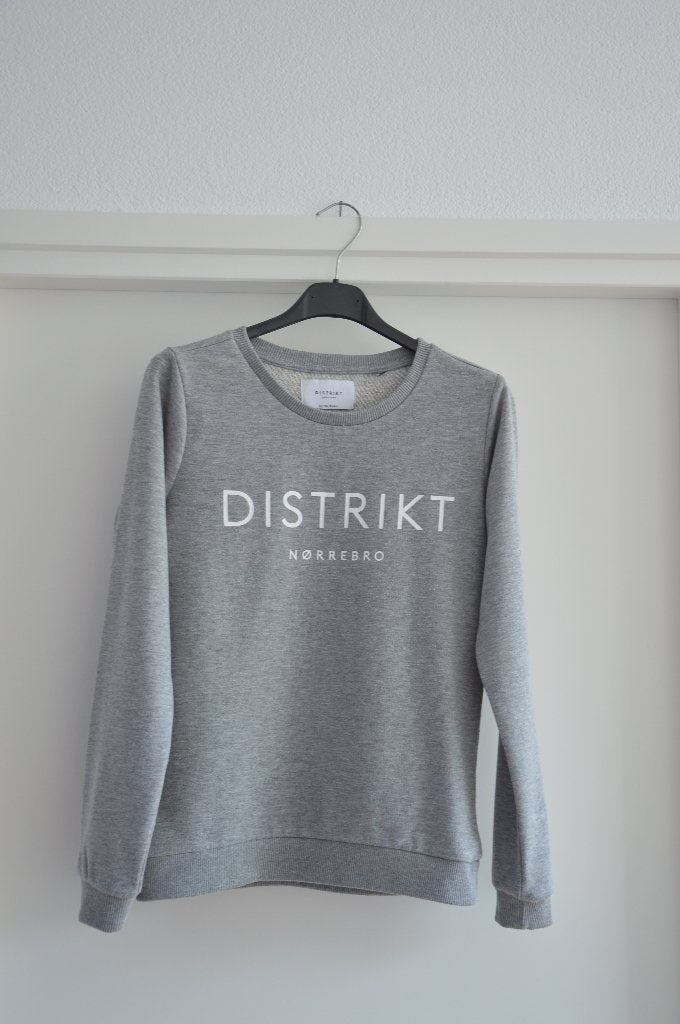 Distrikt sweater, grijs met witte opdruk, maat XS, Distrikt, Ophalen of Verzenden, Maat 34 (XS) of kleiner, Grijs