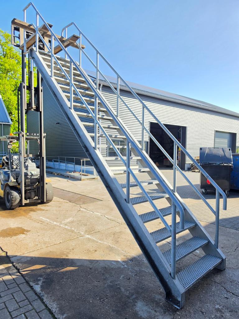 Stalen trap gegalv hoog 3,95mtr nor082, Ophalen, 2 tot 4 meter
