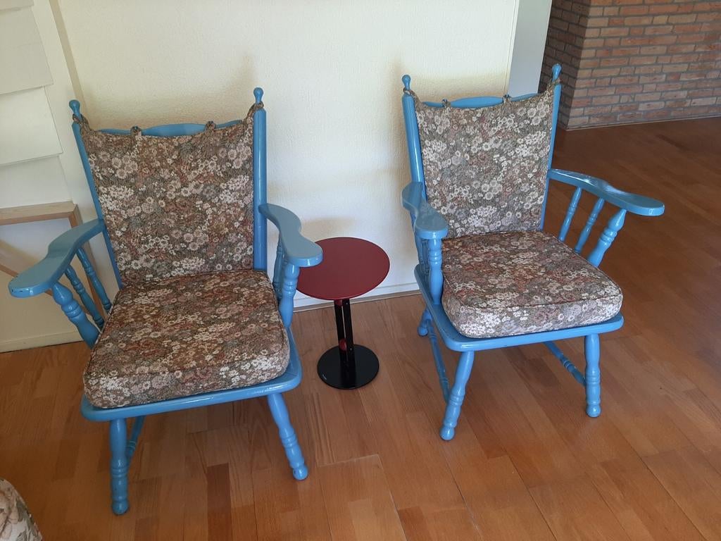 Twee houten fauteuils Windsor stijl met kussens, Ophalen, 75 tot 100 cm, Stof, 50 tot 75 cm