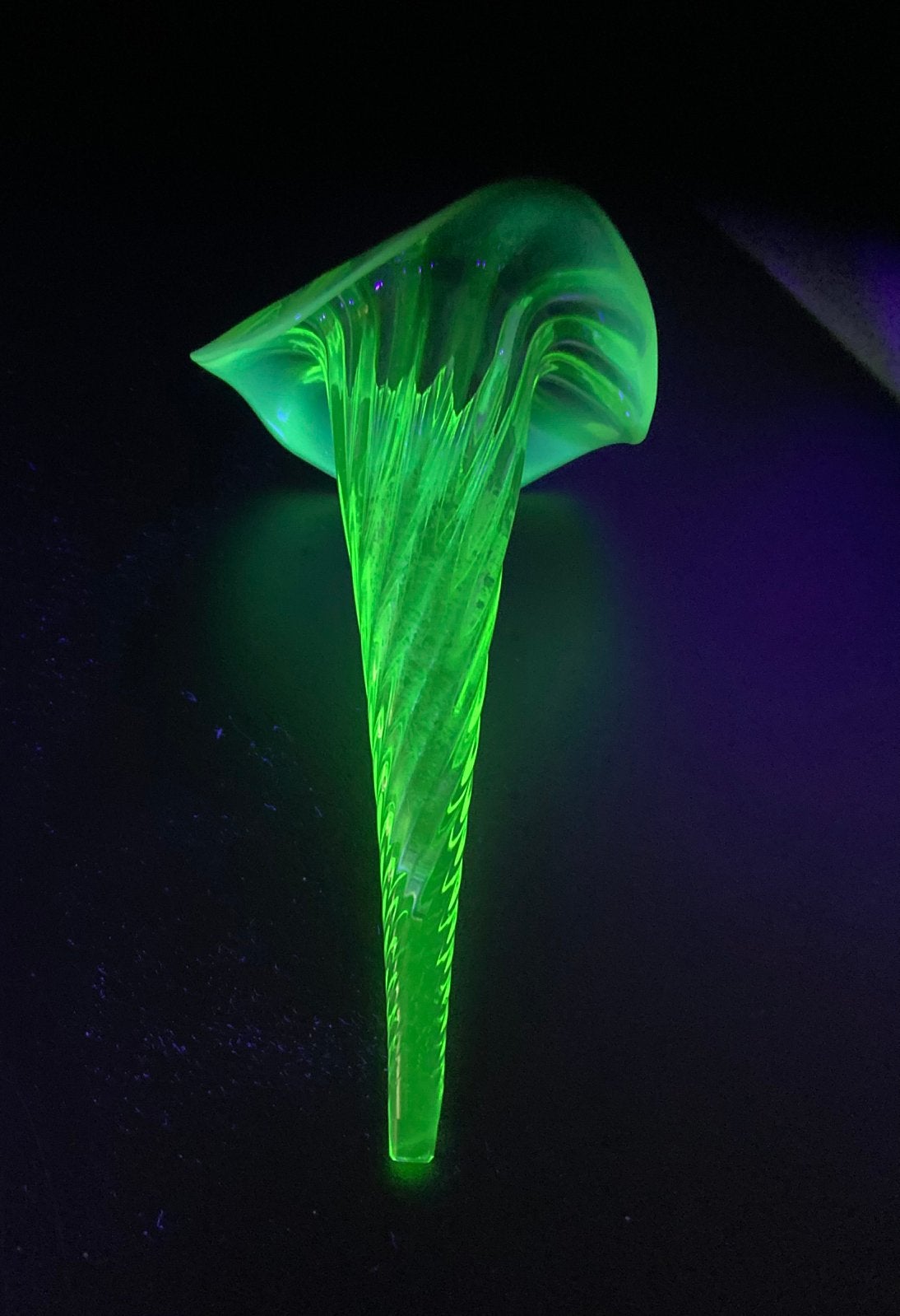 Uranium glas liggend vaasje, kelk, Ophalen of Verzenden