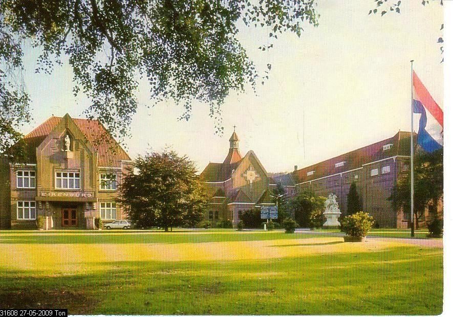 Ansichtkaart	Eindhoven	Eikenburg	Hoofdgebouw en Kapel, Verzenden, 1960 tot 1980, Gelopen, Noord-Brabant