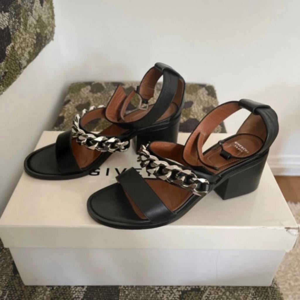 Givenchy Black Leather Chain Embellished Ankle Strap Sandals, Kleding | Dames, Schoenen, Ophalen of Verzenden, Zo goed als nieuw