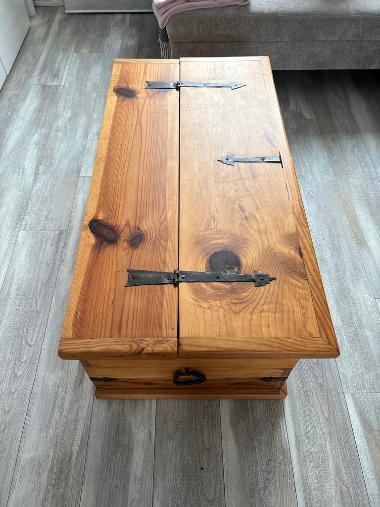 Vintage houten kist / salontafel met metalen beslag, 100 tot 150 cm, Ophalen of Verzenden, Zo goed als nieuw, Minder dan 50 cm