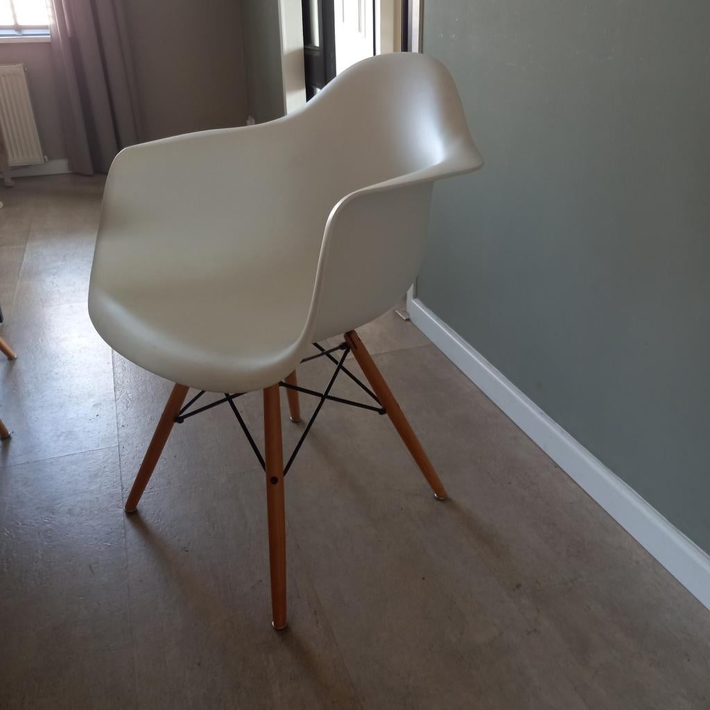 6 stoelen wit met houten poten (Eames stijl), Gebruikt, Wit, Modern, Scandinavisch, Design, Eén