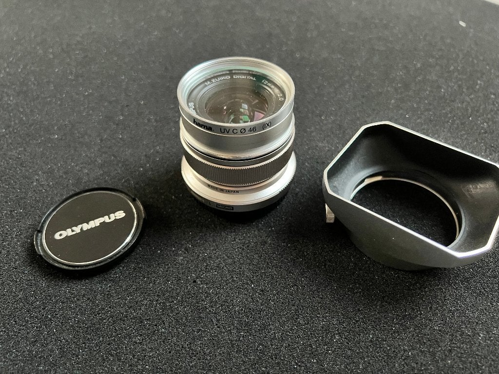 Olympus M.Zuiko Digital 12mm f/2.0 lens, Micro Four Thirds, Lensdoppen, Olympus, Zo goed als nieuw