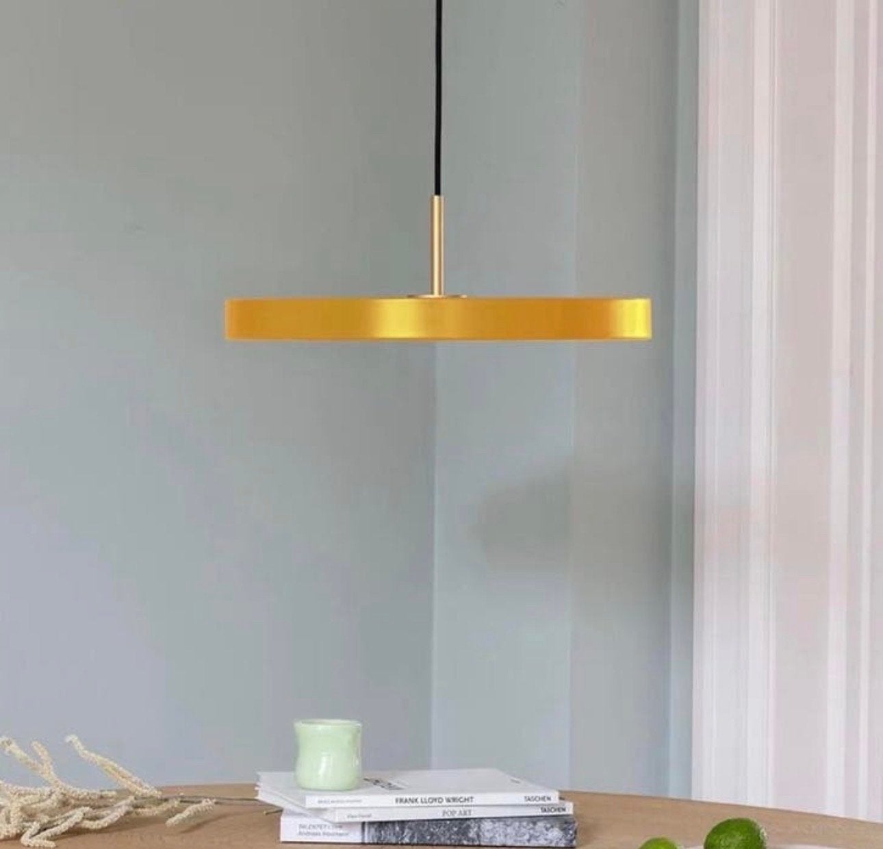 Umage Asteria hanglamp 43cm safraangeel-messing, Huis en Inrichting, Lampen | Hanglampen, Ophalen, Zo goed als nieuw, Metaal, Modern