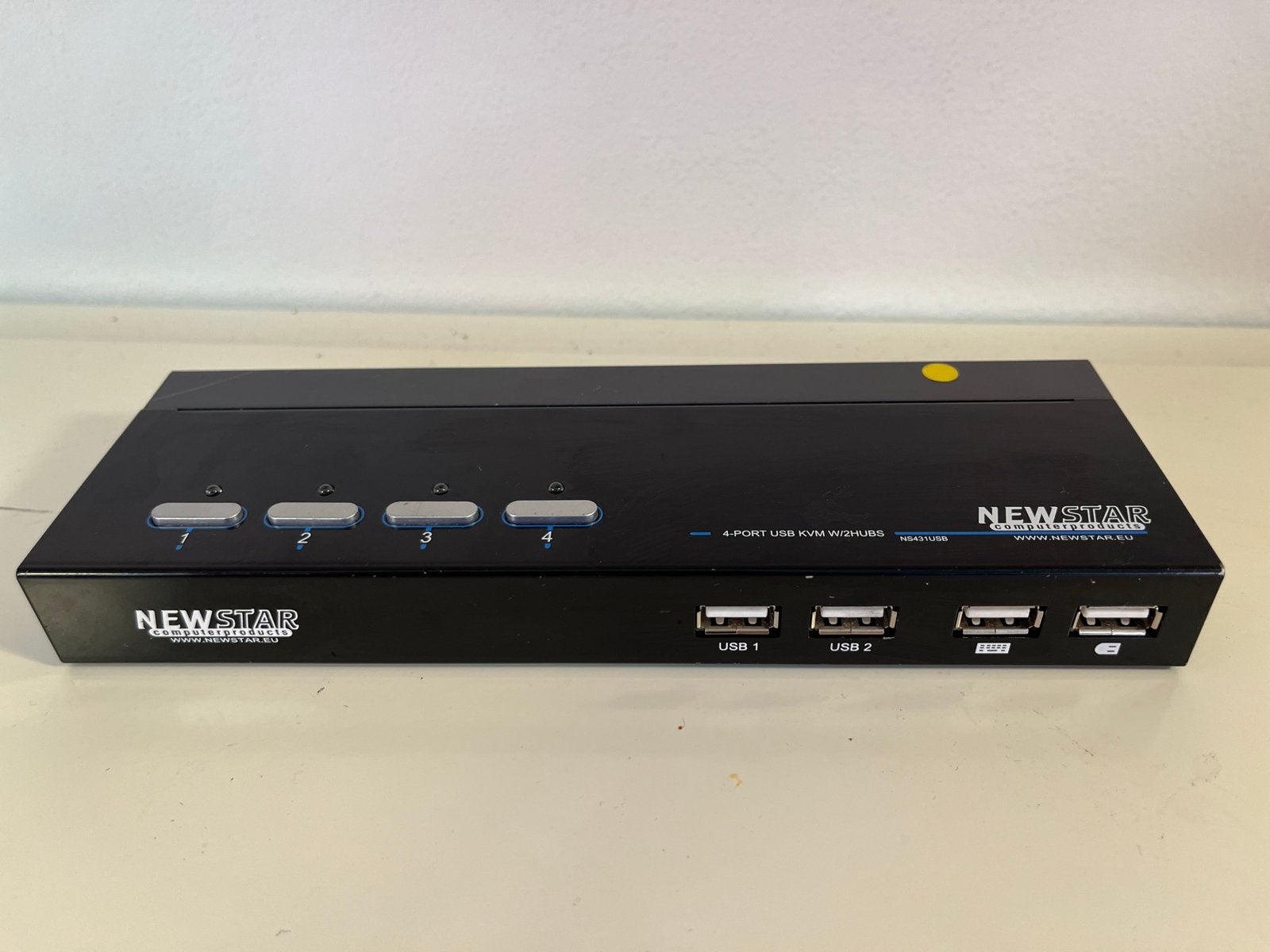 Newstar 4-Poorts USB KVM Switch met 2 Hubs (NS431USB), Computers en Software, Overige Computers en Software, Ophalen of Verzenden