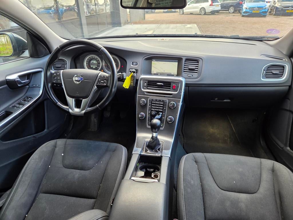 Volvo V60 1.6 T3 Momentum | Handel / Export | Clima | Cruise, Auto's, Voorwielaandrijving, Stof, Gebruikt, 4 cilinders