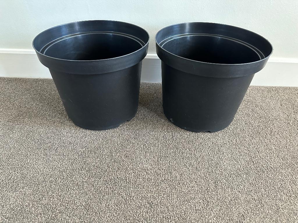 GLOEDNIEUW !! TWEE Zwarte Bloempotten., 25 tot 40 cm, Kunststof, Rond, Nieuw