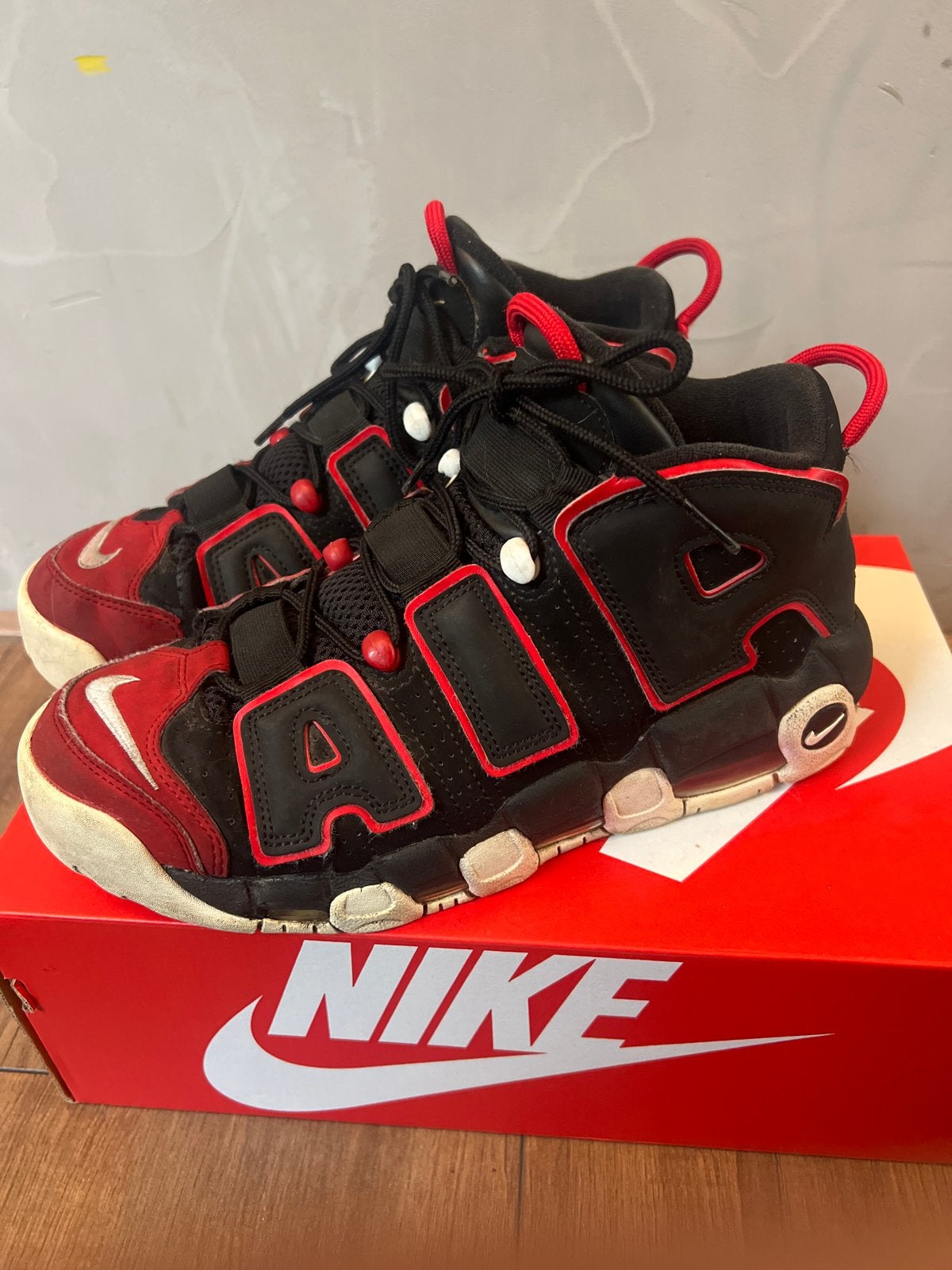 Nike Air More Uptempo '96 Zwart/Rood Sneakers maat 42, Ophalen of Verzenden, Gedragen, Zwart, Sneakers of Gympen