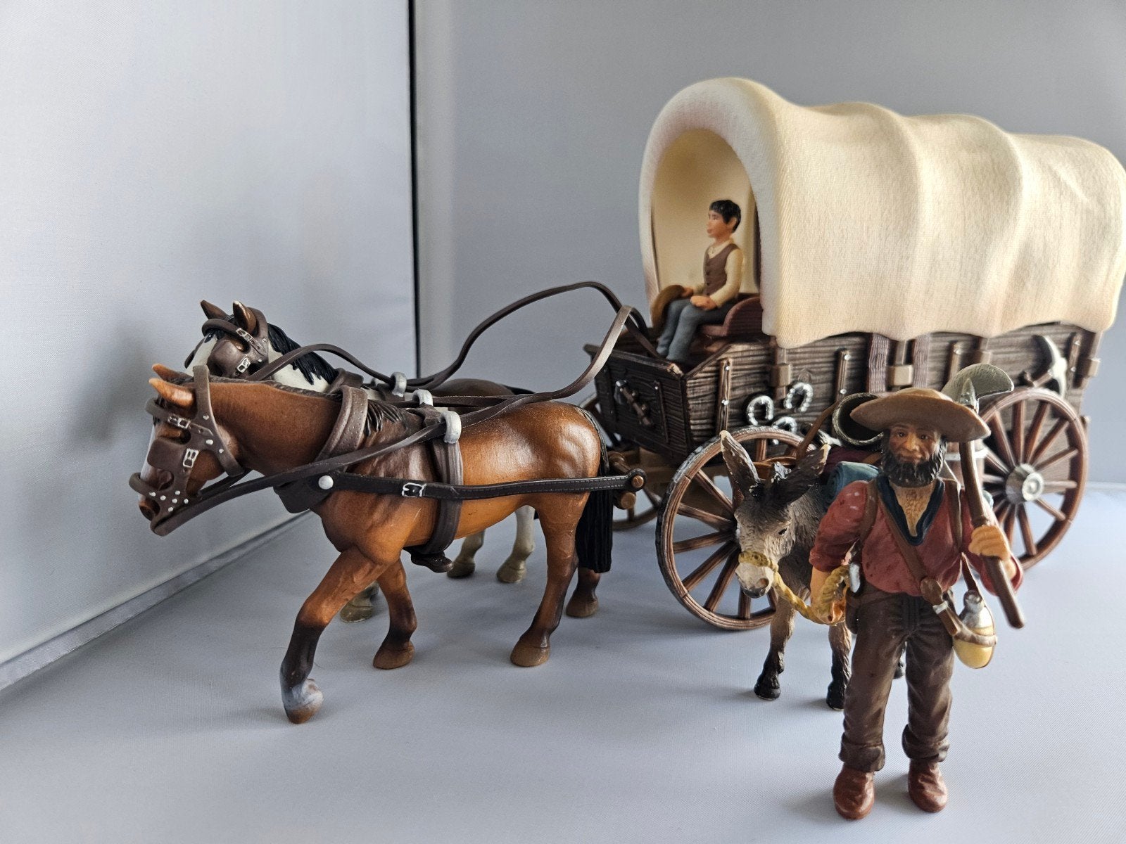 Schleich Huifkar 42024 met goudzoeker met ezel 70310, Ophalen of Verzenden, Zo goed als nieuw, Paard, Beeldje of Figuurtje