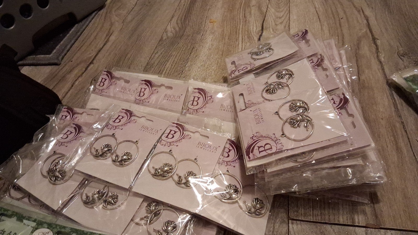 60 Pakjes Zilverkleurige roosjes om oorbellen te maken, Overige materialen, Hangers, Nieuw, Ophalen of Verzenden