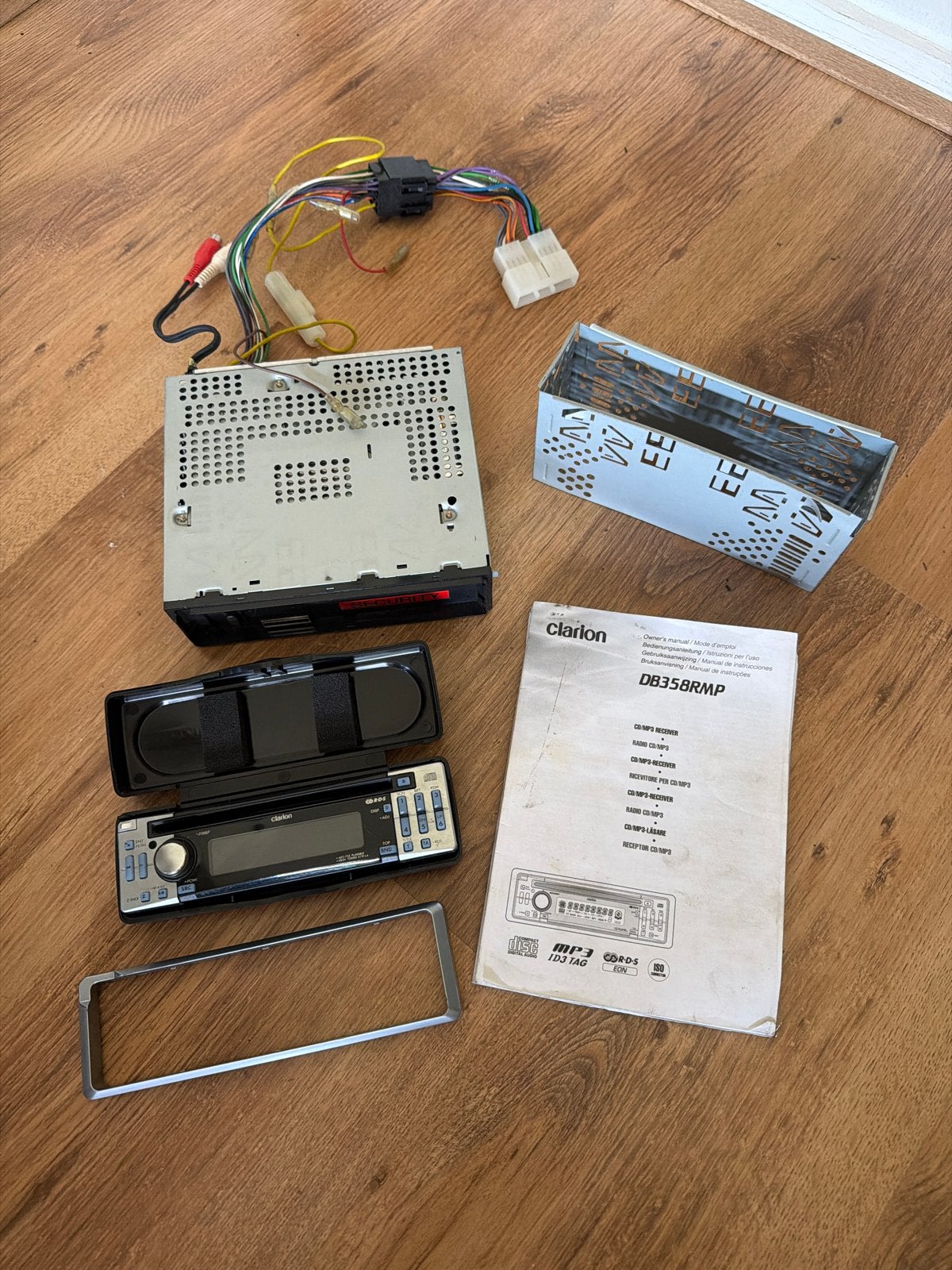 Clarion Autoradio met CD-speler en afneembaar frontje, Ophalen of Verzenden, Gebruikt