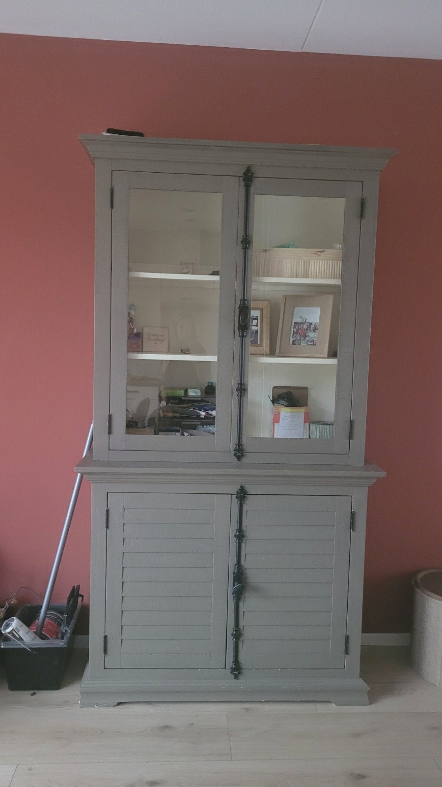 vitrine kast stevig hout, overschilderbaar, Ophalen, Met deur(en), 100 tot 150 cm, 200 cm of meer