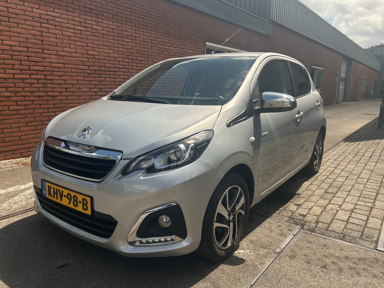 Peugeot 108 1.0 E-vti Style Automaat 72pk 5D 2019 Zilver, Stof, Zwart, 4 stoelen, Particulier