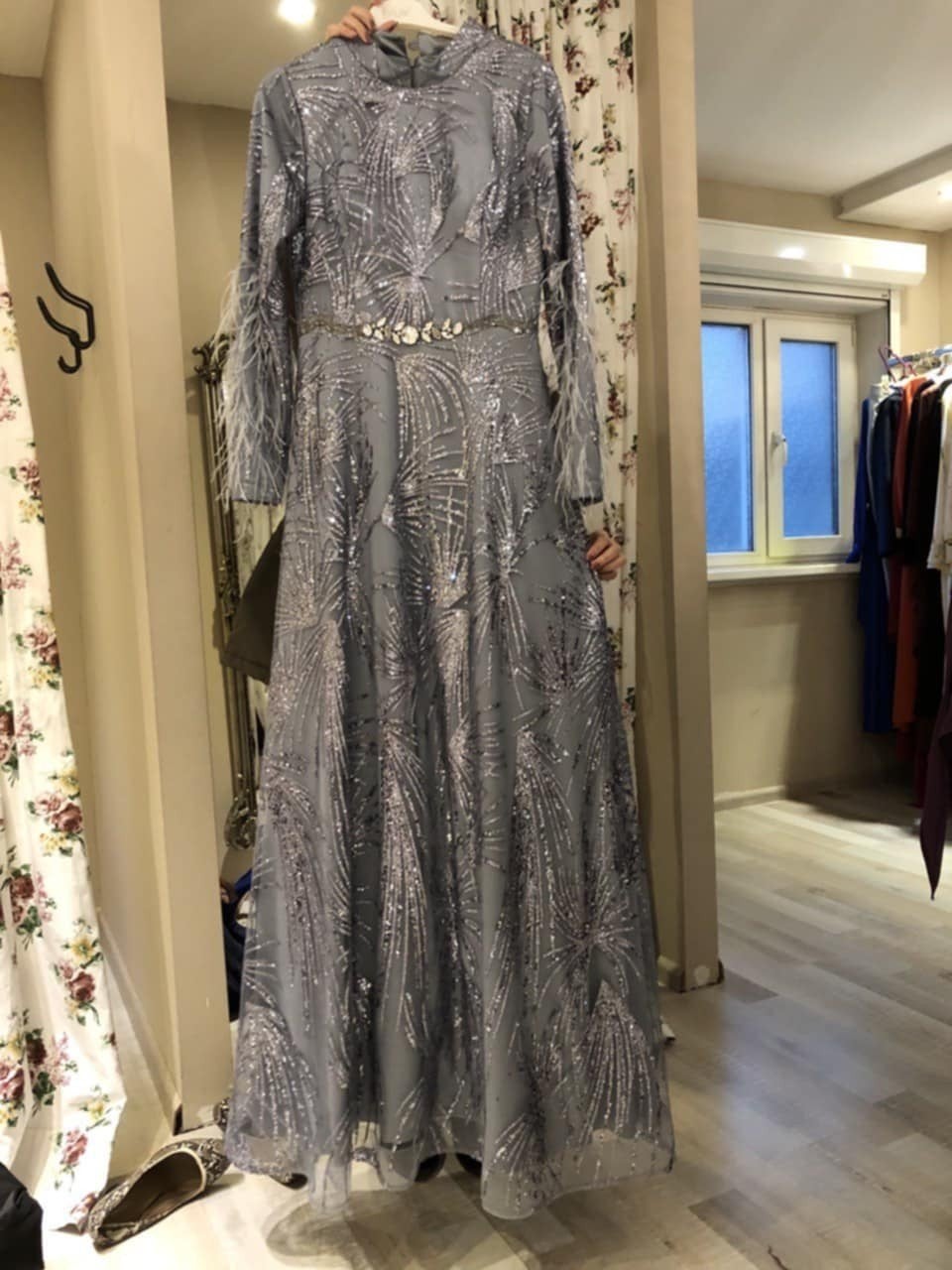 Elegante Avondjurk met Pailletten en Veren, Maat 38/40 (M), Ophalen of Verzenden, Grijs, Onder de knie