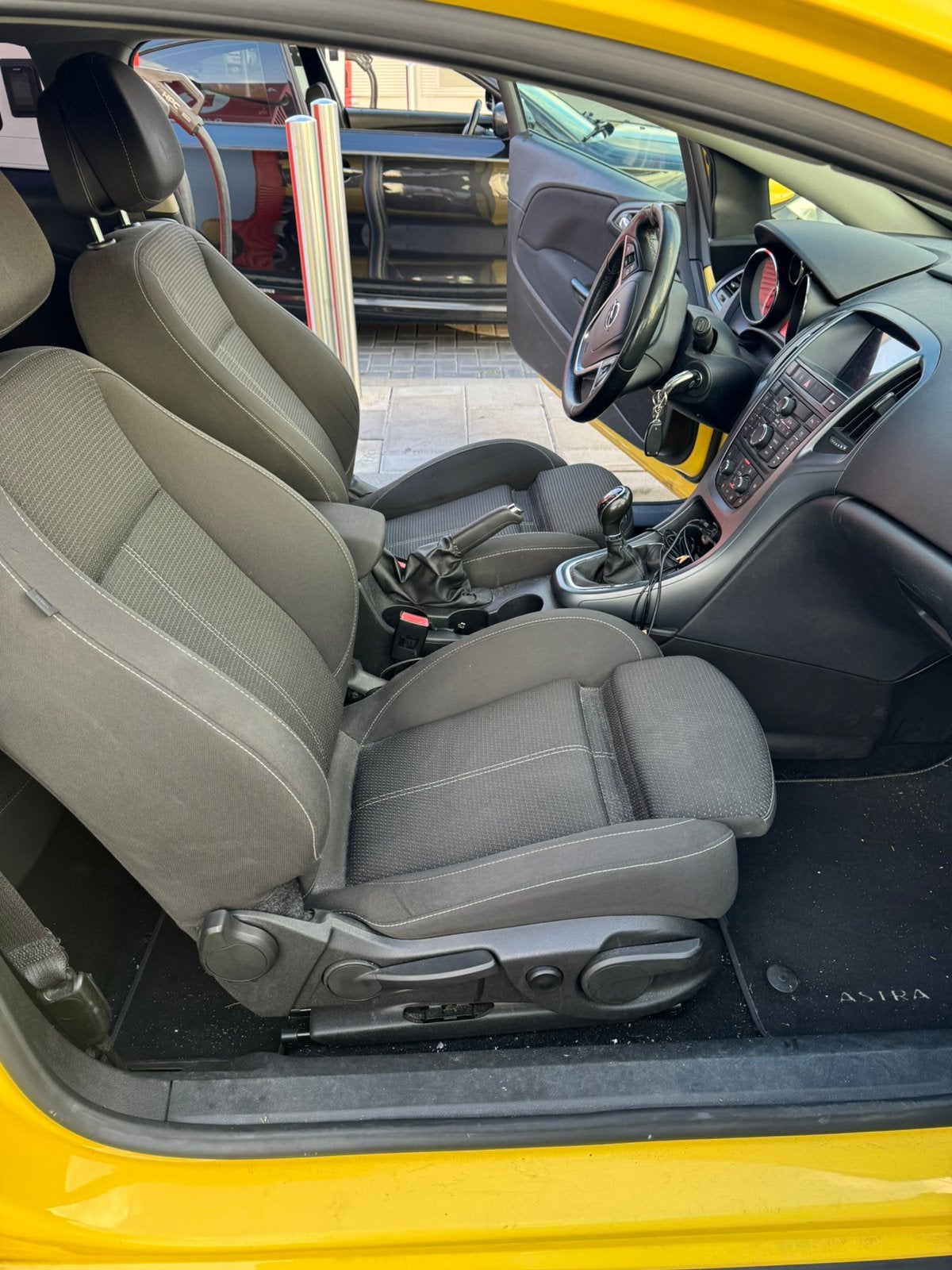 Foto 23 van Opel Astra 1.6 T 180PK Ecotec 2011 Geel