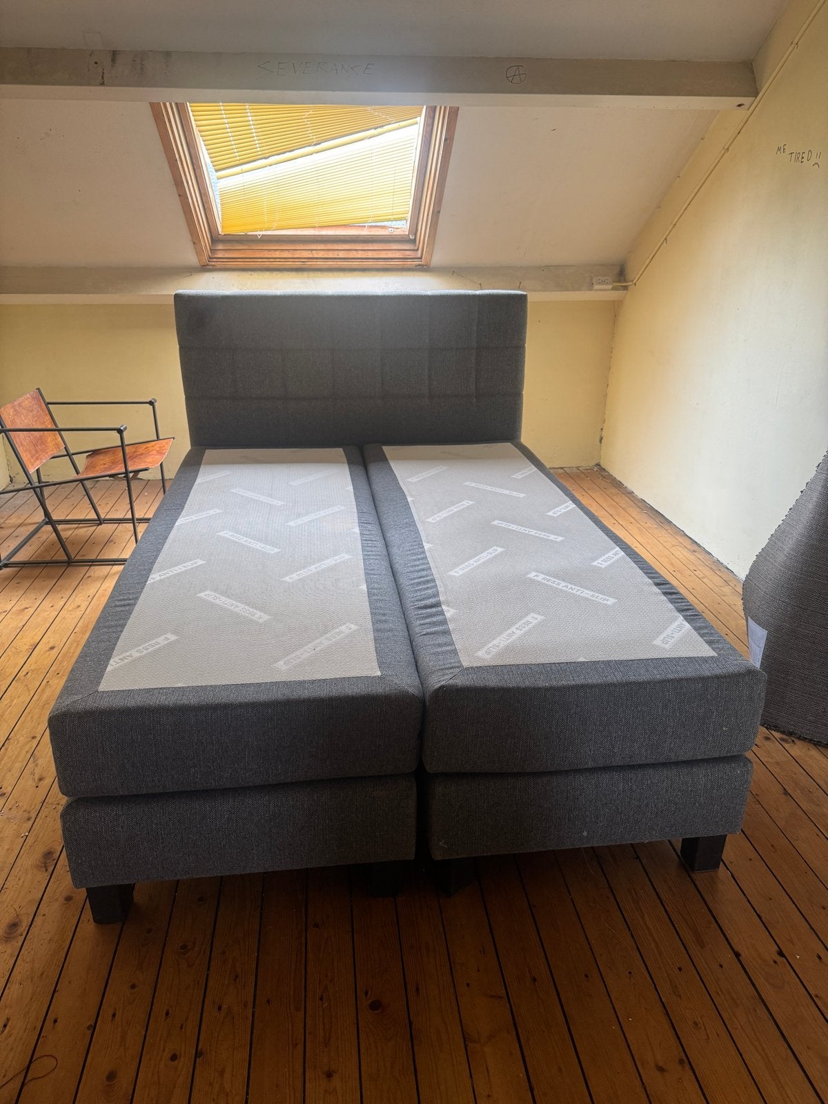 Tweepersoons boxspring 140x210 cm met lichte vlek, Gebruikt, 210 cm, Tweepersoons, Grijs