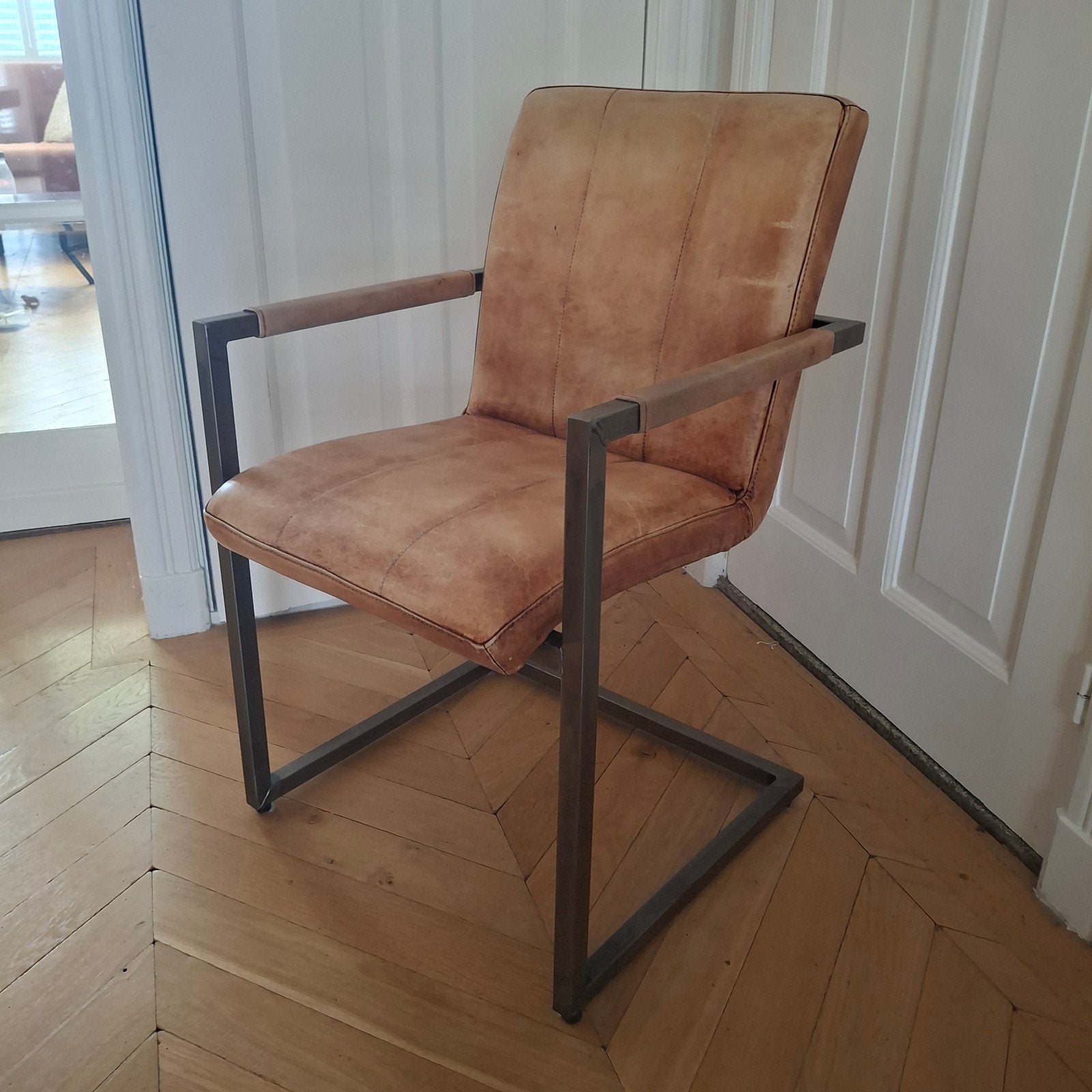 Leren eetkamerstoel met armleuningen en metalen frame, Gebruikt, Bruin, Ophalen of Verzenden, Industrieel, Vintage