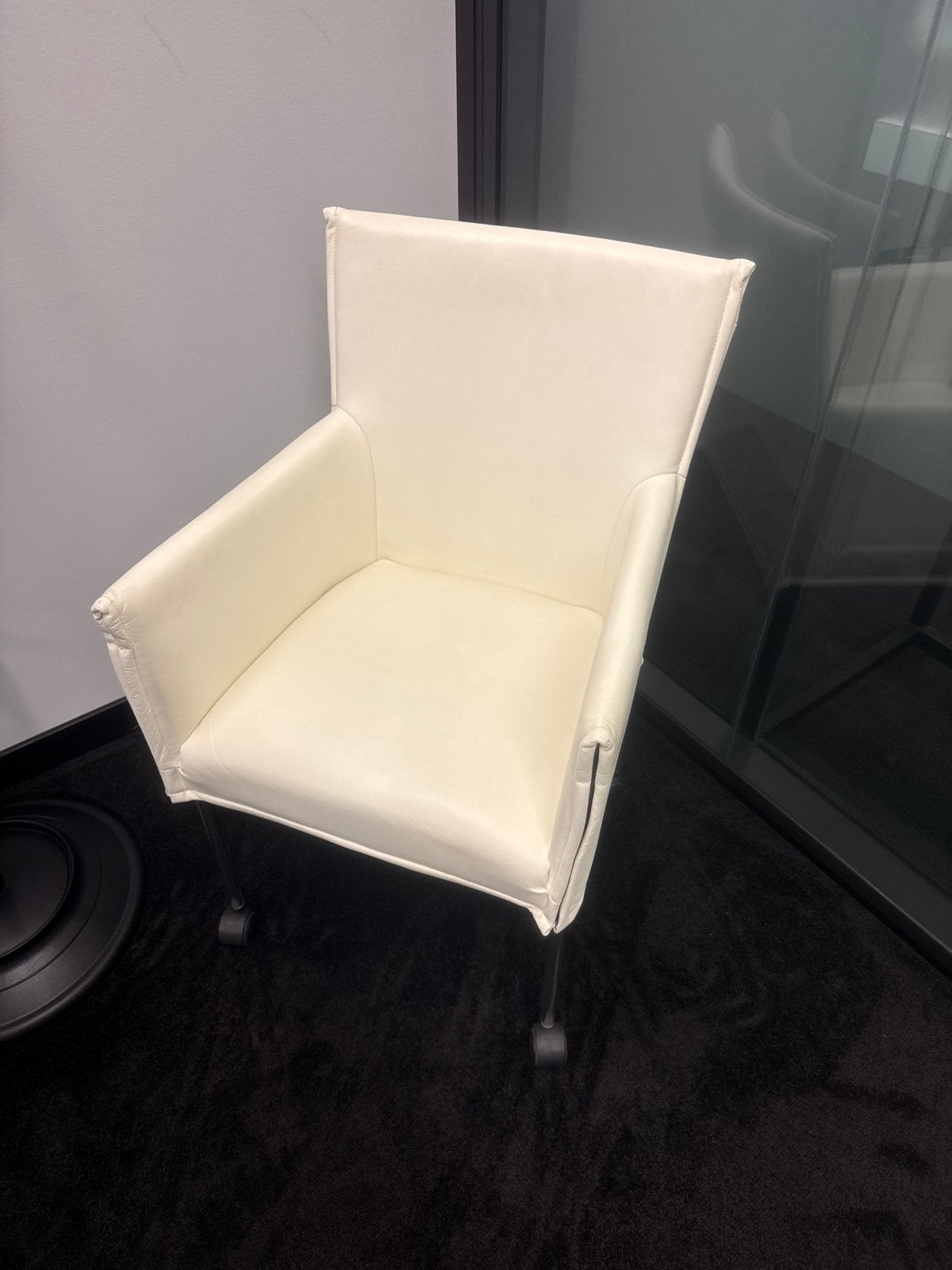 Comfortabele witte stoel op wieltjes, Huis en Inrichting, Stoelen, Ophalen, Gebruikt, Wit, Eén