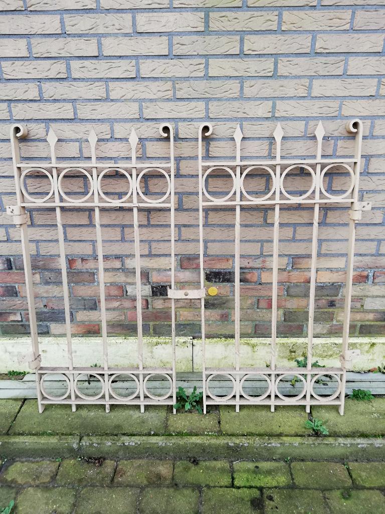 2x Antieke ijzeren dubbele raamhekken 110hx120 en 110x128b, Ophalen